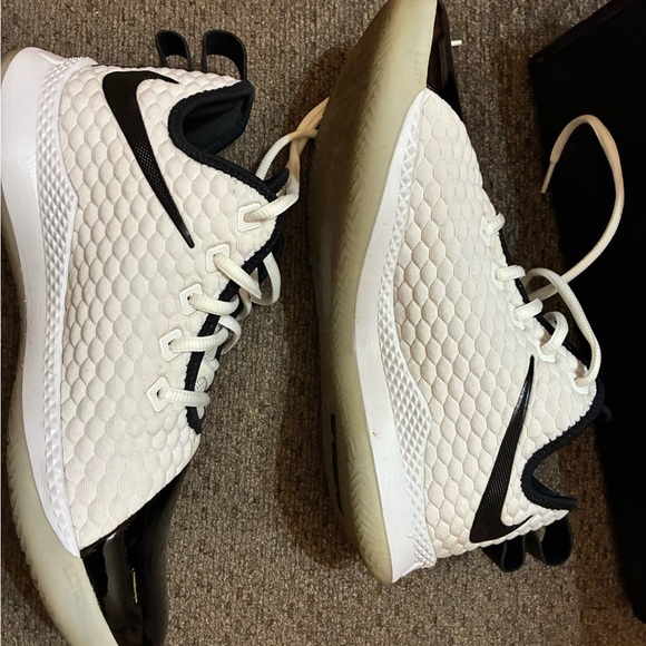 Nike Lebron Witness III PRM White and Black Sneakers - Picture 6 of 10